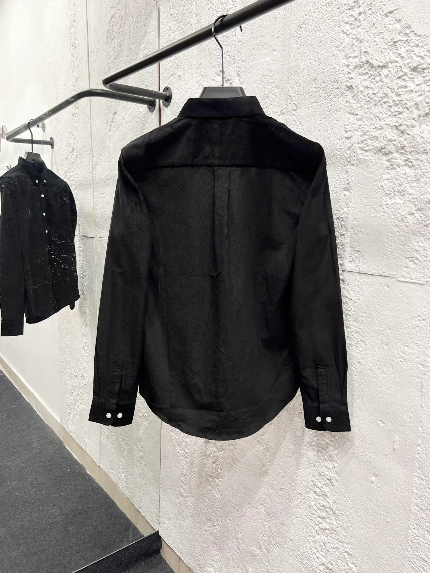 P230 Style number: T58 pure cotton corduroy shirt, black, navy, white, khaki, four colors Size: M (110-125 pounds) L (125-140 pounds) XL (140-155 pounds) 2XL (155-170 pounds) Color: black